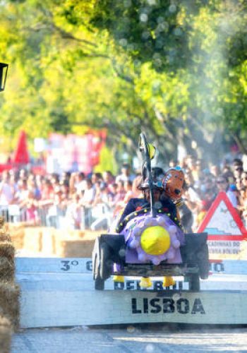 Mais de 40 mil pessoas assistiram ontem no Parque Eduardo VII à terceira edição portuguesa do Grande Prémio Red Bull Lisboa - A Corrida Mais Louca do Mundo. Sessenta e duas equipas de todo o país mostraram toda a sua criatividade e paixão pela velocidade aos comandos dos mais arrojados bólides. No fim os louros foram para a equipa “The Mean Machine”