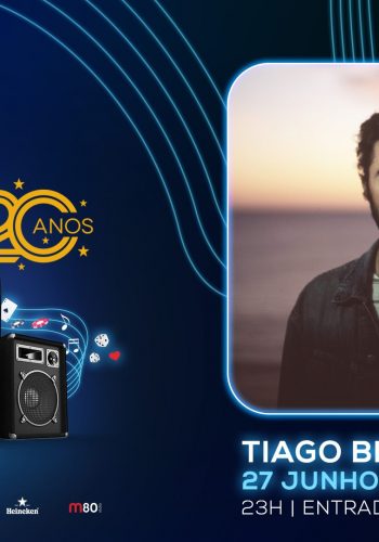 Com entrada livre, às 23:00 de Quinta-feira, dia 27 de Junho, chegou a vez de Tiago Bettencourt atuar nos Grandes Concertos do Casino Estoril 2019.  Autor de várias composições de referência da nova música portuguesa, foi há mais de dez anos que embarcou naquela que seria a sua primeira aventura em estúdio, com os Toranja, marcando para sempre o panorama musical português.