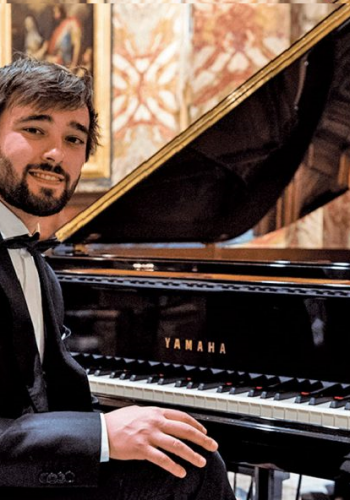 Vasco Dantas, um matosinhense que já conquistou mais de 50 prémios em concursos internacionais em diversos países, tendo atuado em 20 países de quatro continentes, encerra o ciclo de piano do programa Música em Matosinhos, com um concerto no sábado, dia 29 de Junho, pelas 19 horas, no Estúdio da Orquestra de Jazz de Matosinhos, com entrada livre.