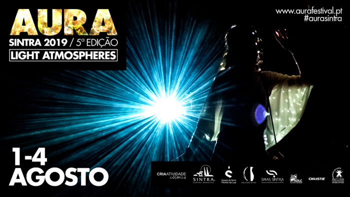 No AURA Sintra 2019, o programa COLMEIA, com curadoria de DJ Johnny, apresenta quatro noites de DJs e VJs. Entre 1 e 4 de agosto há também tempo para conversar com os artistas cujas obras mudam a luz do centro histórico de Sintra.