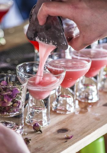 A Cocktail Week está de regresso e são várias as novidades. A  edição deste ano vai decorrer simultaneamente em Lisboa e Porto – uma estreia absoluta na Invicta! –, contando a Pernod Ricard Portugal como patrocinador principal e um total de 68 bares e restaurantes participantes, com marcas da Pernod Ricard como Absolut Elyx, Altos Tequila, Beefeater Gin, Havana Club, Jameson Irish Whiskey e Lillet.