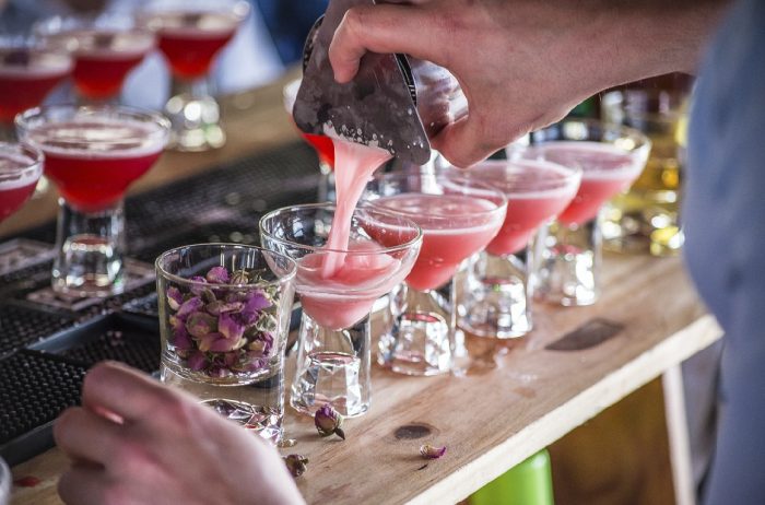 A Cocktail Week está de regresso e são várias as novidades. A  edição deste ano vai decorrer simultaneamente em Lisboa e Porto – uma estreia absoluta na Invicta! –, contando a Pernod Ricard Portugal como patrocinador principal e um total de 68 bares e restaurantes participantes, com marcas da Pernod Ricard como Absolut Elyx, Altos Tequila, Beefeater Gin, Havana Club, Jameson Irish Whiskey e Lillet.