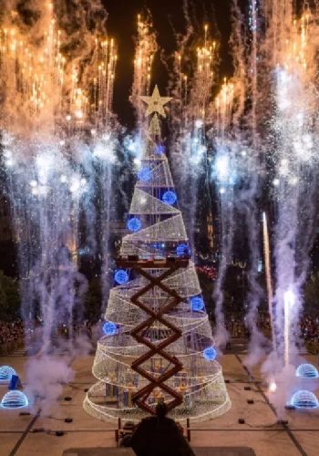 O Porto inaugura as iluminações de Natal, com festa nos Aliados, que vão dar mais vida e cor à época mais bonita do ano. Esta é já uma tradição da cidade, com várias propostas de animação ao longo da tarde, como as atuações de Agir, Ana Bacalhau, Irma, Matay e da banda The Lucky Duckies.