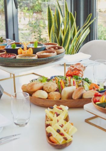 O novo menu de brunch do Sheraton Cascais Resort, disponível a partir de 10 de novembro, foi desenvolvido pelo chef Pedro Rebelo dos Santos e tem como mote a partilha à mesa.