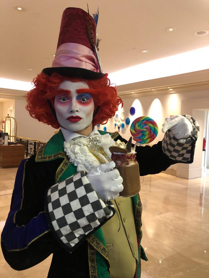 Wonderland Tea é uma excelente opção para o seu Chá da Tarde, e nesse sentido, o Tapas & Tiles do Lisbon Marriott Hotel convida-o a entrar num mundo de magia com uma fantástica bela variedade de Chás da Alice no País das Maravilhas.