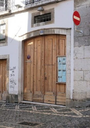 A Galeria Zé dos Bois, no Bairro Alto em Lisboa, encerra temporáriamente até ao próximo dia 3 de Abril, na sequência das orientações da Direção-Geral da Saúde para diminuir a evolução epidemiológica pelo novo Coronavírus (Covid-19).