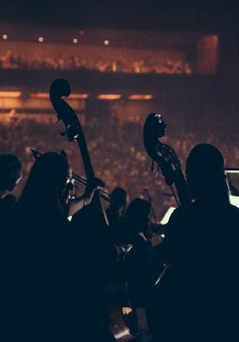 A Música continua na Gulbenkian! É verdade, é tempo de ficar em casa, mas a Gulbenkian Música vai continuar a levar a música até ao seu público, disponibilizando o livre acesso a uma vasta oferta de conteúdos online.