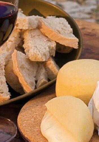 O Festival Queijo Pão e Vinho realiza-se de 1 a 3 de abril, em S. Gonçalo, Cabanas, retomando assim o formato habitual de grande montra dos produtos locais de qualidade do concelho de Palmela, contando com a presença de 39 produtores (queijo, mel, vinho, doces e pão).