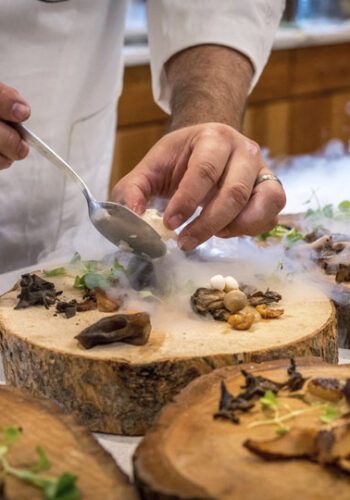 A Festa do Leitão 2023 regressa a Águeda com música e muito mais de 31 de agosto a 3 de setembro! Esperam-se dias de convívio e animação, onde o Leitão da Bairrada será o rei da festa, no que respeita à gastronomia.