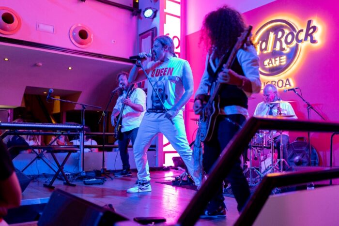 O Hard Rock Cafe Lisboa, celebra o 78º aniversário de Freddy Mercury com jantar e concertos especiais. É já no dia 05 de setembro dia de aniversário dessa lenda inesquecível e icónica do rock, que o o Hard Rock Cafe Lisboa, em colaboração com o Queen Portugal - Comunidade de Fãs Portugueses dos Queen, vai realizar um concerto de tributo à banda britânica nessa data, que poderá ser acompanhado de jantar.